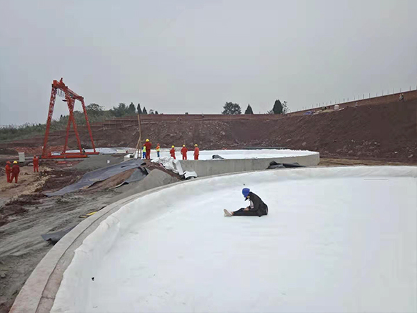 污水處理防滲膜在油田防滲工程中“大顯身手”。