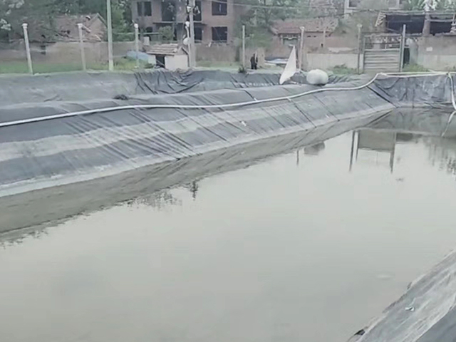 水產(chǎn)養(yǎng)殖防滲土工膜進(jìn)行鋼筋搭接施工。