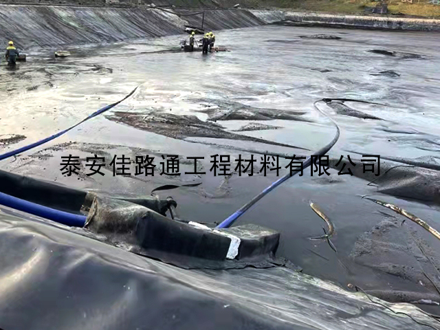 魚塘鋪設防滲土工膜時滲水該怎么辦？
