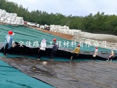 如何有效解決魚塘防滲膜施工褶皺問題？