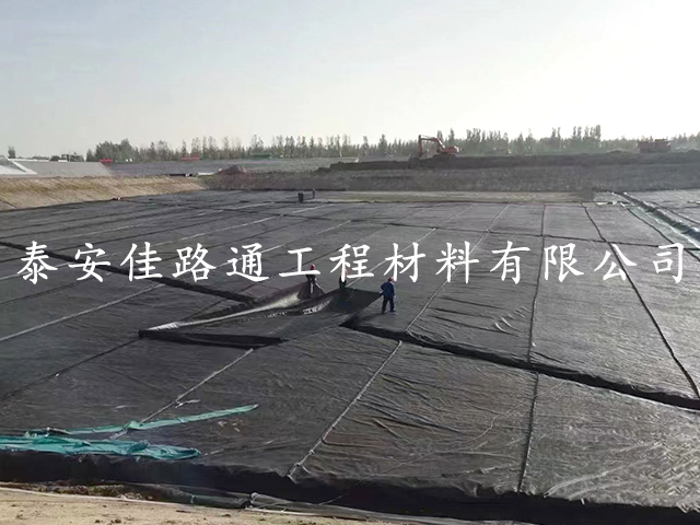 污水處理池鋪設(shè)防滲土工膜需要注意的問題 污水處理池鋪設(shè)防滲土工膜需要注意的問題