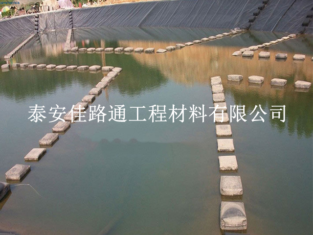 魚(yú)池鋪設(shè)養(yǎng)殖防滲膜有哪些特性及注意事項(xiàng) 魚(yú)池鋪設(shè)養(yǎng)殖防滲膜有哪些特性及注意事項(xiàng)