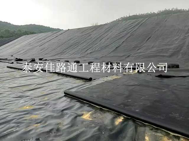魚塘建設(shè)中如何在低溫環(huán)境下鋪設(shè)防滲土工膜？