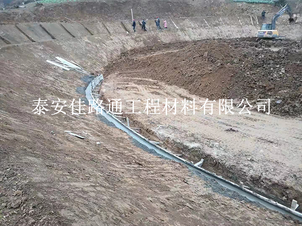 蓄水池防滲膜如何裁剪才能節(jié)省材料？