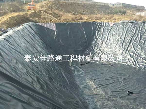 養(yǎng)殖防滲膜施工中出現(xiàn)熱脹冷縮現(xiàn)象該如何進(jìn)行處理？