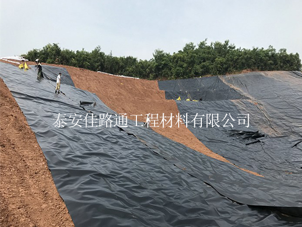 尾礦庫(kù)防滲土工膜鋪設(shè)的意義：守護(hù)環(huán)境，促進(jìn)可持續(xù)發(fā)展