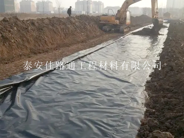 焊接機(jī)焊接魚塘防滲膜施工規(guī)范：簡約高效，創(chuàng)新引領(lǐng)
