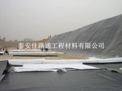 柔性守護(hù)，防滲土工膜鋪設(shè)的藝術(shù)：松弛之美