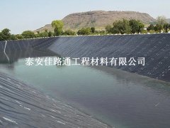 天氣對污水處理防滲膜鋪設(shè)的影響:一場自然的