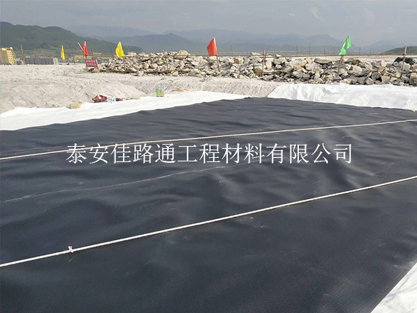 污水處理防滲膜裁剪技巧：精準(zhǔn)高效，助力環(huán)保工程