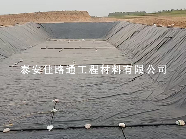 沼氣池防滲膜鋪設(shè)，邊坡基面這樣處理才牢固