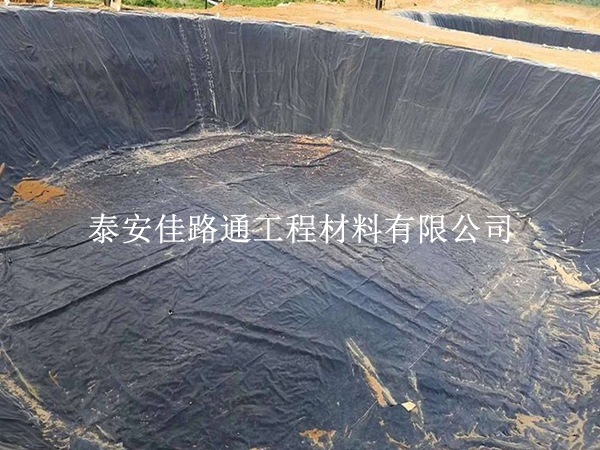 藕池防滲膜怎么鋪才不漏？科學(xué)鋪設(shè)方法在這里