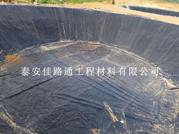 沼氣池防滲膜運(yùn)輸別大意，這些細(xì)節(jié)護(hù)好膜