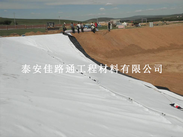 白色長(zhǎng)絲土工布鋪設(shè)后保養(yǎng)方法：科學(xué)養(yǎng)護(hù)延長(zhǎng)工程使用壽命