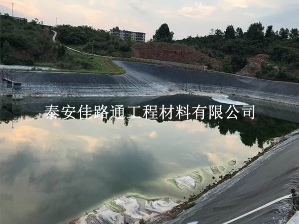 養(yǎng)殖防滲膜連接部位處理：做好這幾點(diǎn)，杜絕滲漏隱患