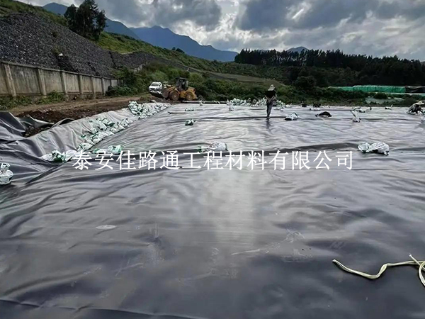 防滲土工膜裁剪技巧：精準(zhǔn)把控細(xì)節(jié)，規(guī)避損耗與施工隱患
