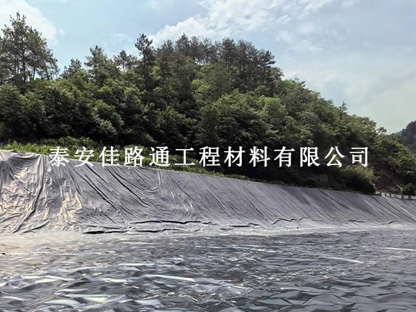 養(yǎng)殖防滲膜自然損壞誘因解析：規(guī)避自然風(fēng)險，延長防滲壽命