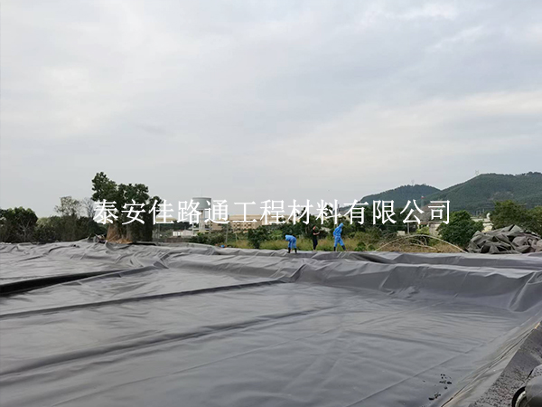 蓄水池防滲膜高效鋪設(shè)指南：從準(zhǔn)備到收尾的全流程把控