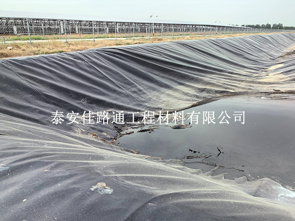 人工湖防滲膜施工全解析：規(guī)范工藝才是不漏的底氣