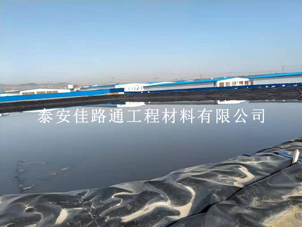 油田防滲土工膜鋪完就能交差？這套驗(yàn)收流程才是真正的質(zhì)量守門(mén)人